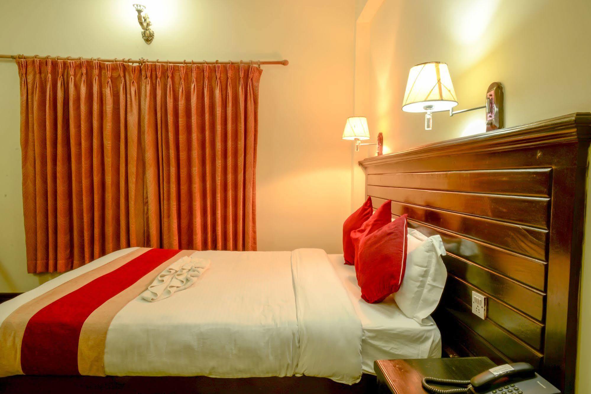 Hotel Lake Star Pokhara Bagian luar foto