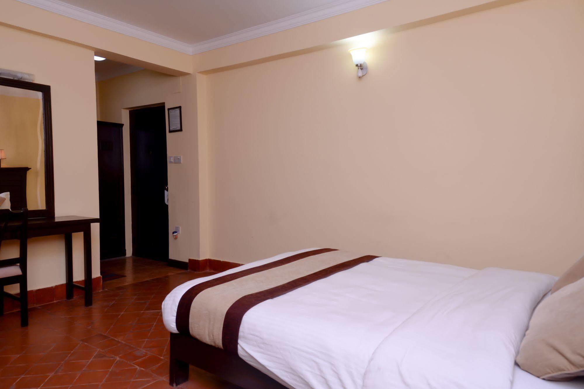 Hotel Lake Star Pokhara Bagian luar foto