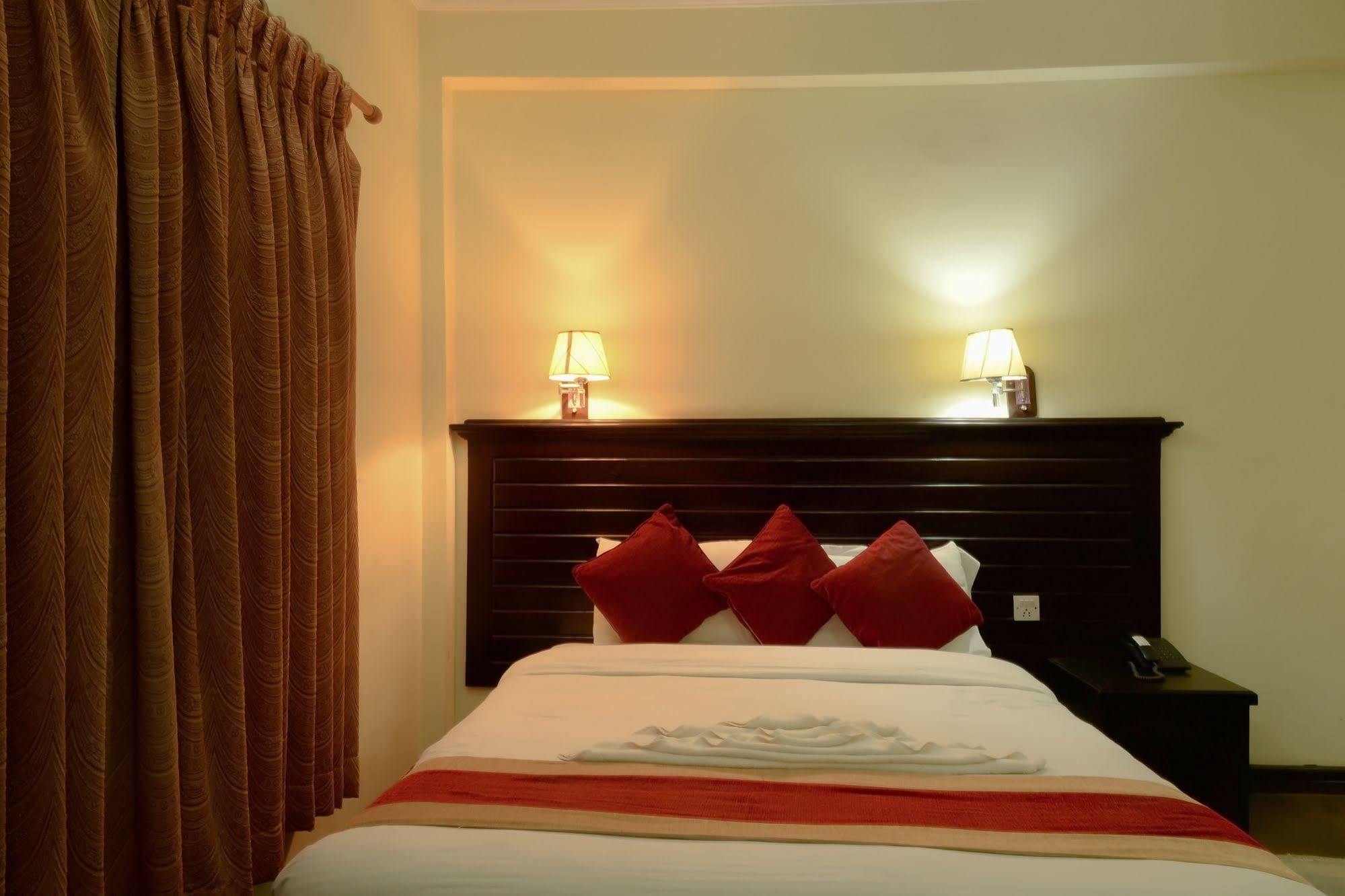 Hotel Lake Star Pokhara Bagian luar foto