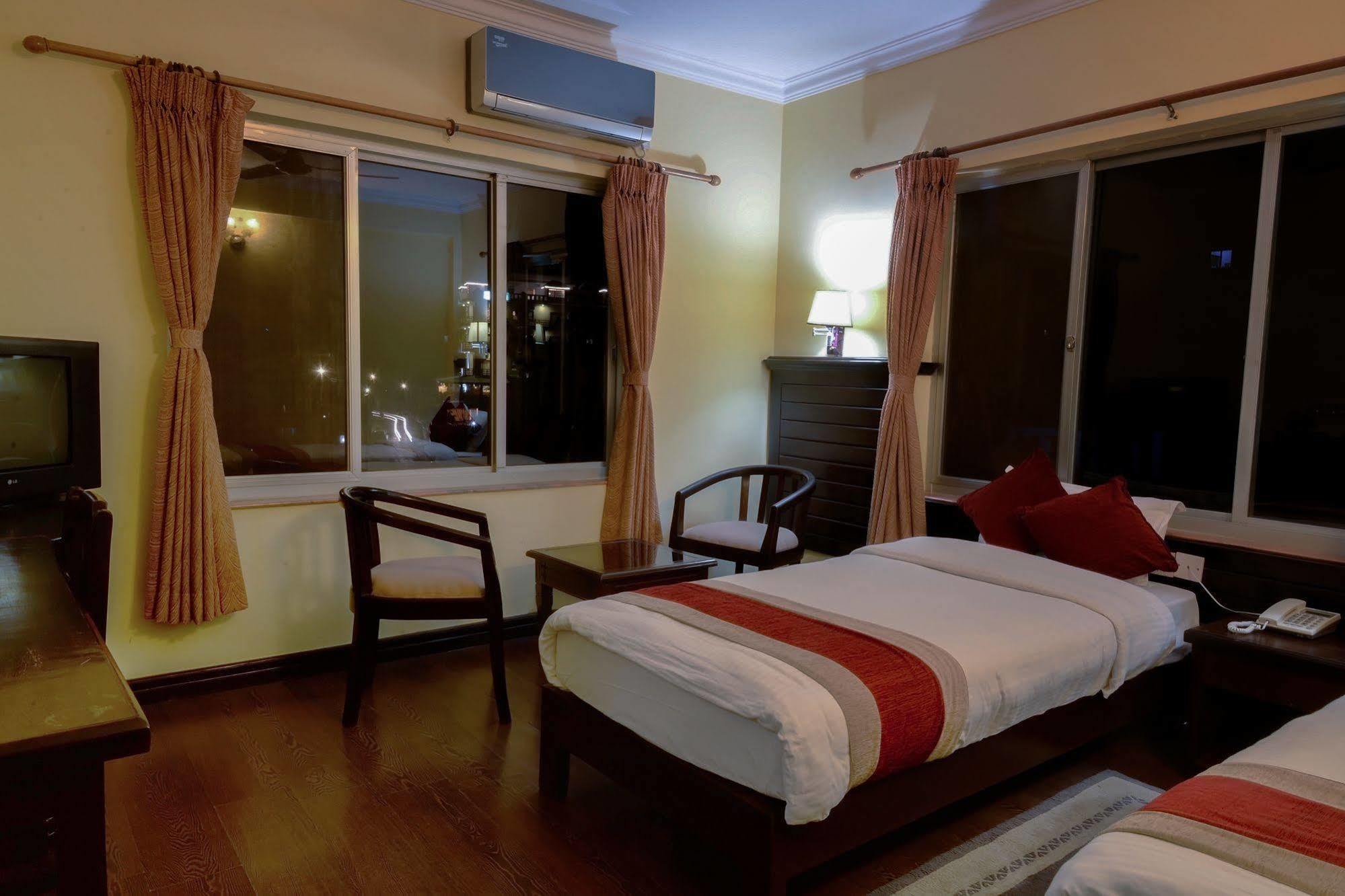 Hotel Lake Star Pokhara Bagian luar foto