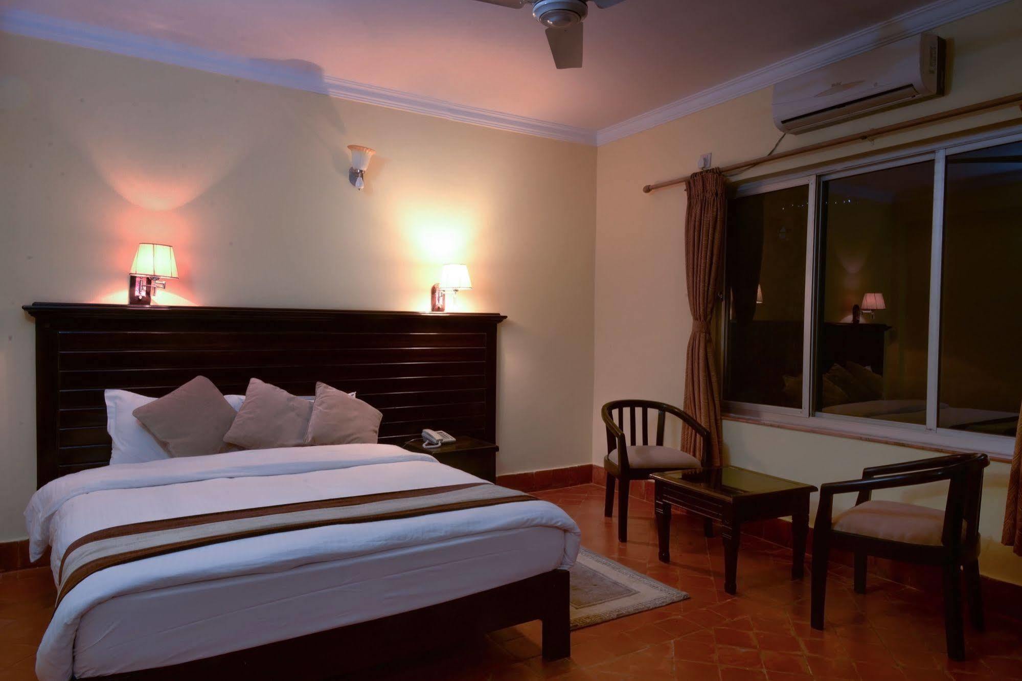 Hotel Lake Star Pokhara Bagian luar foto