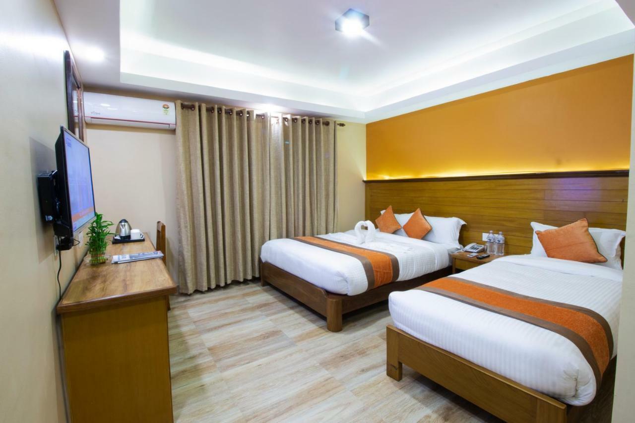 Hotel Lake Star Pokhara Bagian luar foto