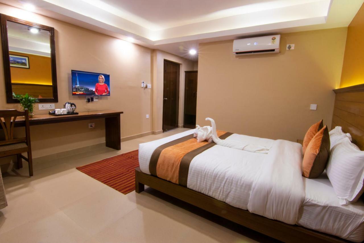 Hotel Lake Star Pokhara Bagian luar foto